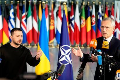 Wolodymyr Selenskyj (l.), Präsident der Ukraine, während einer Pressekonferenz mit NATO-Generalsekretär Jens Stoltenberg
