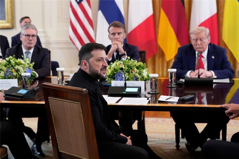 Wolodymyr Selenskyj (vorne), Präsident der Ukraine, spricht, während Keir Starmer (l.), Premierminister von Großbritannien, Emmanuel Macron (M.), Präsident von Frankreich, und US-Präsident Donald Trump im Weißen Haus zuhören
