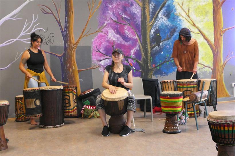 Workshop zu afrikanischen Perkussionsinstrumenten und Tanz