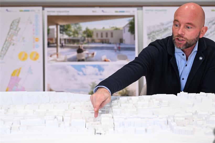 Wormeldingens Bürgermeister Max Hengel präsentiert auf dem Modell das Gebäude, das dort, wo sich aktuell der „Service technique“ befindet, entstehen soll
