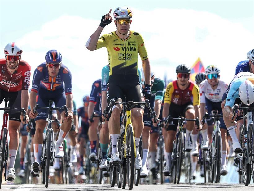 Wout van Aert fährt als schnellster Radsportler am Donnerstag auf Rennrad bei Wettkampf