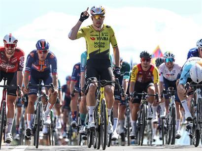 Wout van Aert fährt als schnellster Radsportler am Donnerstag auf Rennrad bei Wettkampf