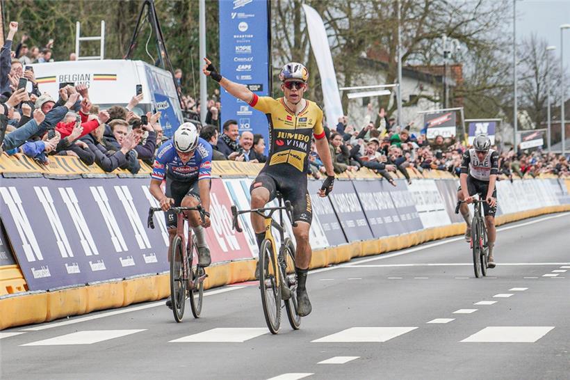Wout van Aert (Jumbo-Visma) setzte sich im Sprint gegen Mathieu van der Poel (Alpecin-Fenix) und Tadej Pogacar (UAE) durch
