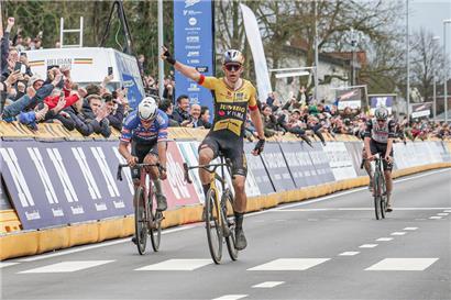 Wout van Aert (Jumbo-Visma) setzte sich im Sprint gegen Mathieu van der Poel (Alpecin-Fenix) und Tadej Pogacar (UAE) durch
