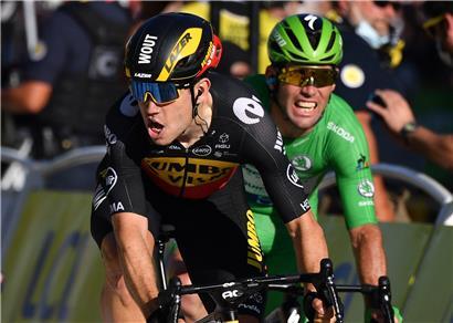 Wout van Aert konnte sich am Sonntag im Sprint gegen Jasper Philipsen und Mark Cavendish durchsetzen
