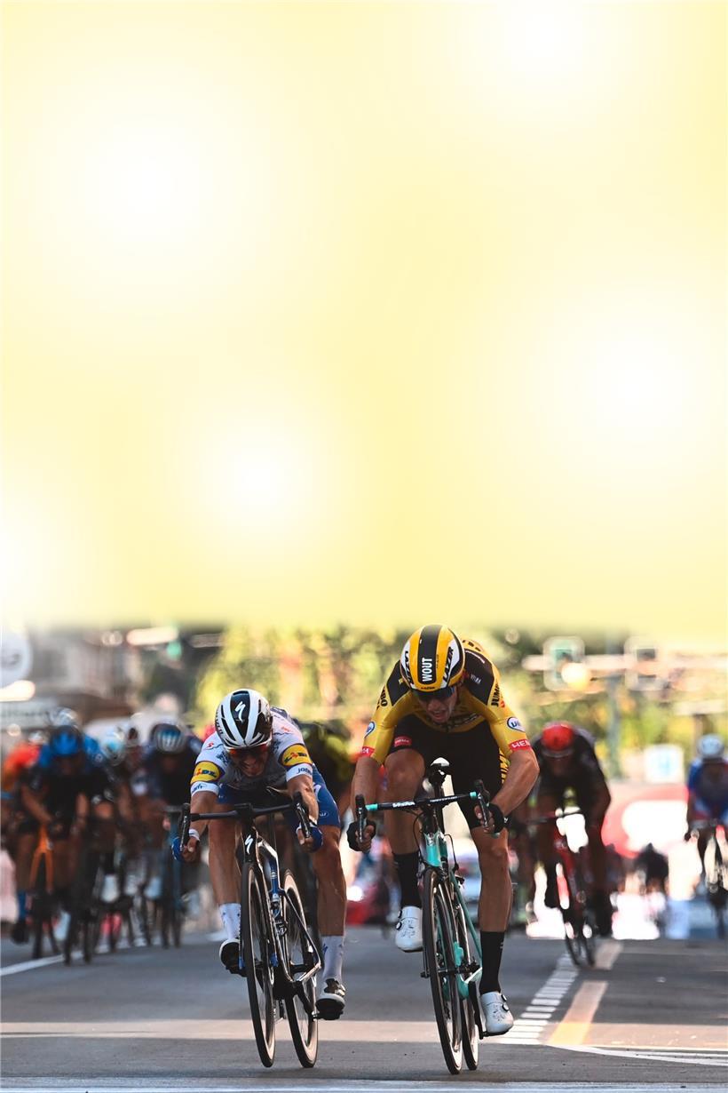 Wout van Aert (r.) gewann am Samstag sein erstes Monument. Zweiter wurde Julian Alaphilippe (l.).
