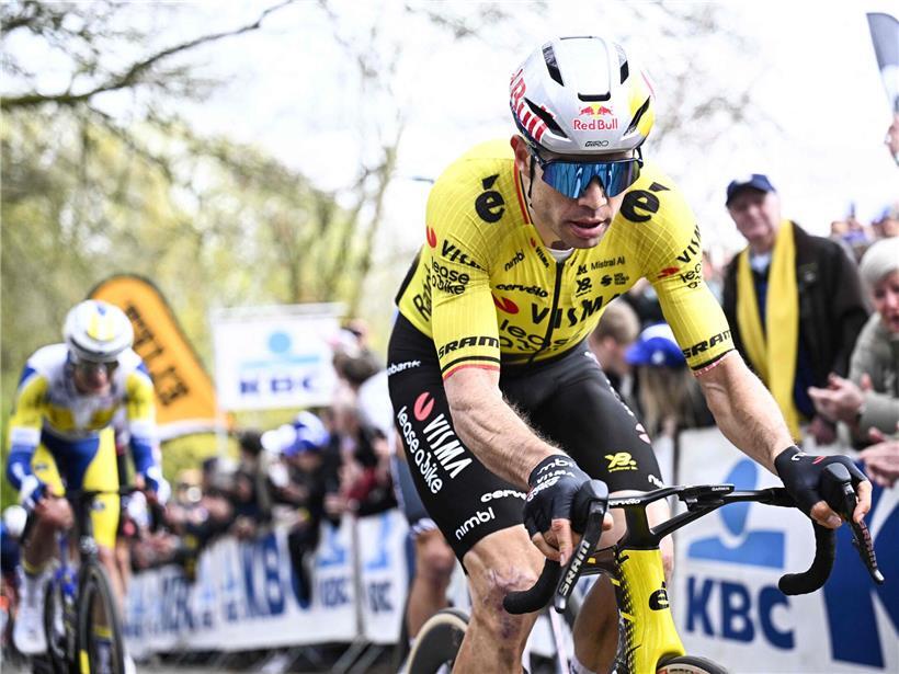 Wout van Aert in Topform als Favorit beim Radrennen am Mittwoch, dynamisch auf dem Rennrad unterwegs