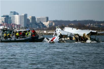 Wrackteile im Potomac River in der Nähe des Ronald Reagan Washington National Airport
