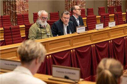 Wünscht sich ein Signal für die Bevölkerung: Petitionär Marc Faramelli (Mitte) bei der Debatte im Parlament
