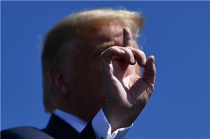 Würde Donald Trump auch bei einer Wahlniederlage am Amt festhalten? Das Problem ist, dass diese Frage zurzeit nicht mit einem klaren Nein beantwortet werden kann. 
