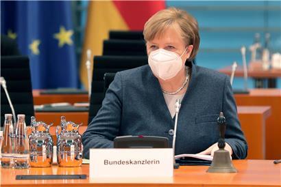 Würden mehr Menschen in Deutschland geimpft, wenn Angela Merkel selbstkritischer wäre? Auch auf diese Frage wird es nie eine eindeutige Antwort geben.
