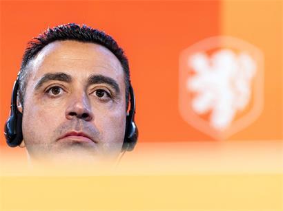 Xavi bei seiner offiziellen Präsentation als neuer niederländischer Nationaltrainer
