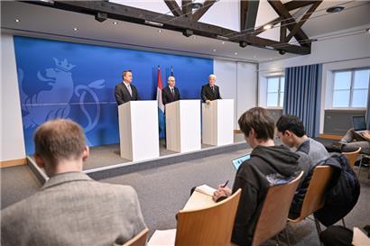 Xavier Bettel, Luc Frieden und Claude Wiseler (von links) berichten auf einer Pressekonferenz am Montag vom Stand der Koalitionsverhandlungen. 
