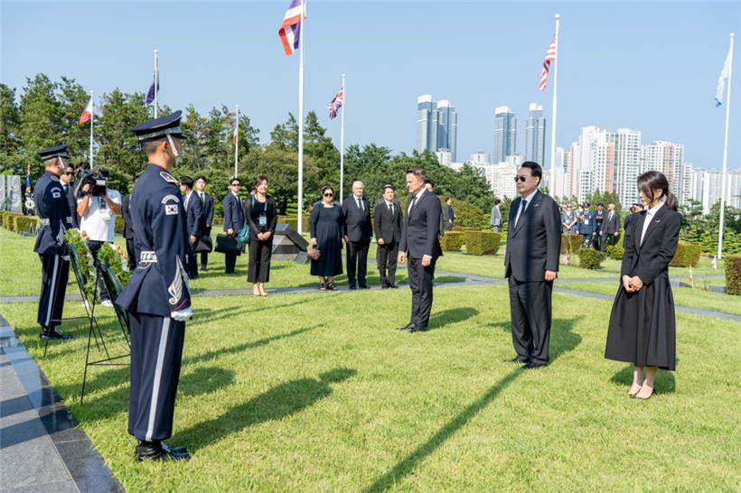 Xavier Bettel, Präsident Yoon Suk-yeol und dessen Ehefrau Kim Keon-hee