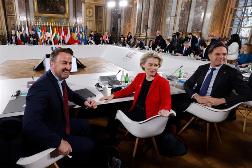 Xavier Bettel, Ursula von der Leyen und Mark Rutte nehmen an einem informellen Treffen der EU-Staats- und Regierungschefs im Schloss von Versailles teil
