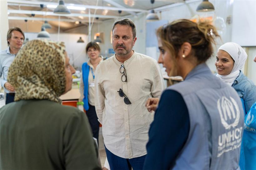 Xavier Bettel beim Gespräch mit Bewohnen und UNHCR-Mitarbeitern

