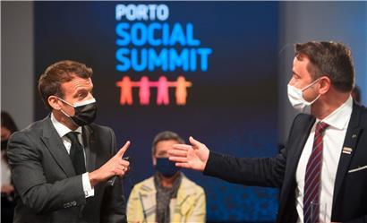 Xavier Bettel, hier im Gespräch mit Frankreichs Präsident Emmanuel Macron, war zum Gipfel nach Porto gereist
