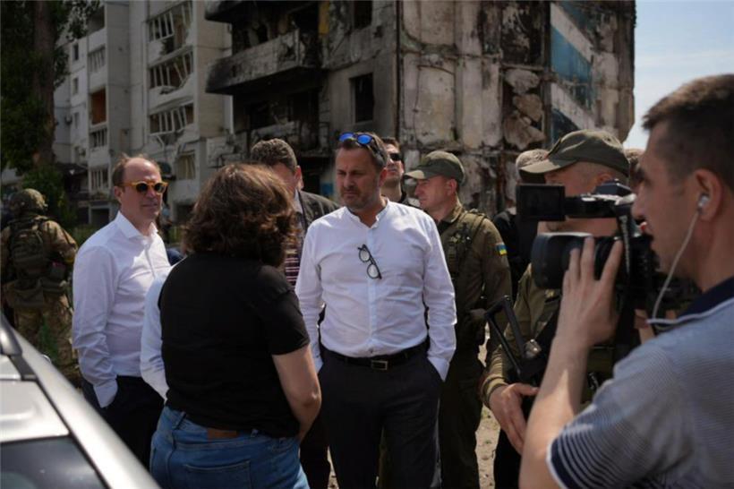 Xavier Bettel im Gespräch mit Einwohnern der verwüsteten Kleinstadt Borodjanka nordöstlich von Kiew
