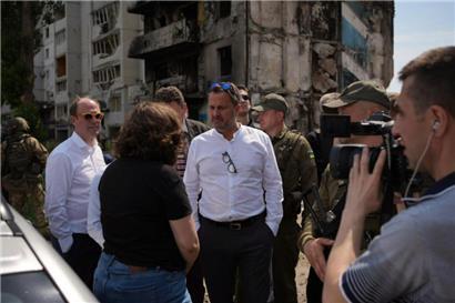 Xavier Bettel im Gespräch mit Einwohnern der verwüsteten Kleinstadt Borodjanka nordöstlich von Kiew
