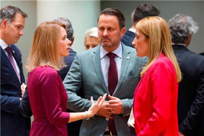 Xavier Bettel im Gespräch mit der estnischen Premierministerin Kaja Kallas (l.) und der Präsidentin des Europaparlaments, Roberta Metsola

