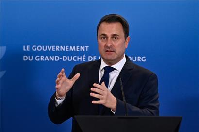 Xavier Bettel le 19 novembre. Ce jour-là, „ses déclarations sont cette fois plus offensives que ses discrètes réactions de contrition du 27 octobre. Il ignore le mot „plagiat“, ose „je n’ai pas triché“.
