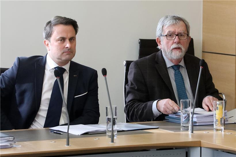 Xavier Bettel (links) und Jeannot Waringo stellen den Bericht über die Personalsituation am Hof der Institutionenkommission der Chamber vor
