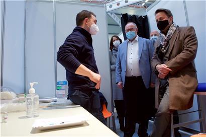 Xavier Bettel und Romain Schneider auf Besuch im neuen Impfzentrum
