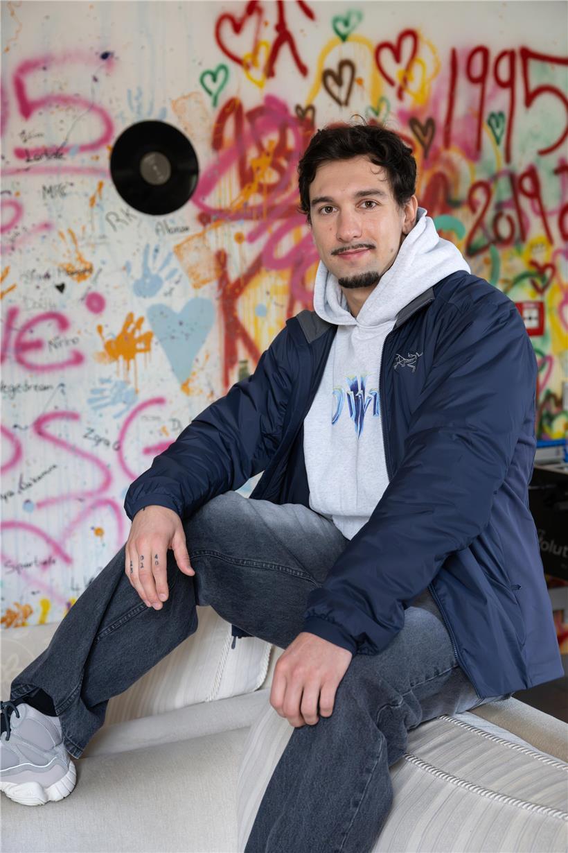 Xavier Millim spricht Jugendliche im öffentlichen Raum an und unterstützt sie bei persönlichen Entwicklungsschritten