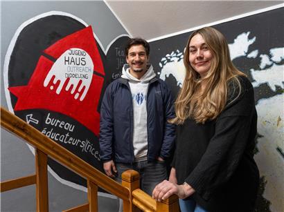 Xavier Millim und Tess Malano arbeiten gemeinsam im Jugendhaus Düdelingen an einem Projekt