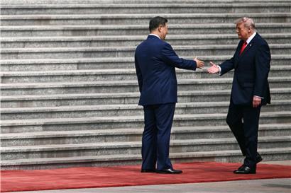Xi Jinping begrüßt Donald Trump bei offiziellem Treffen in Peking, China, internationales Gipfeltreffen, Diplomatie