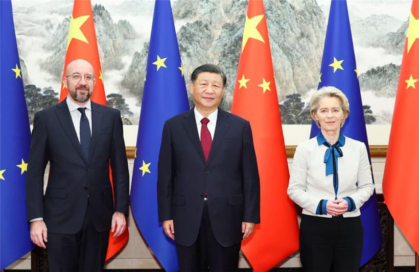 Xi Jinping beim Treffen mit Charles Michel und Ursula von der Leyen anlässlich des 24. China-EU-Gipfels
