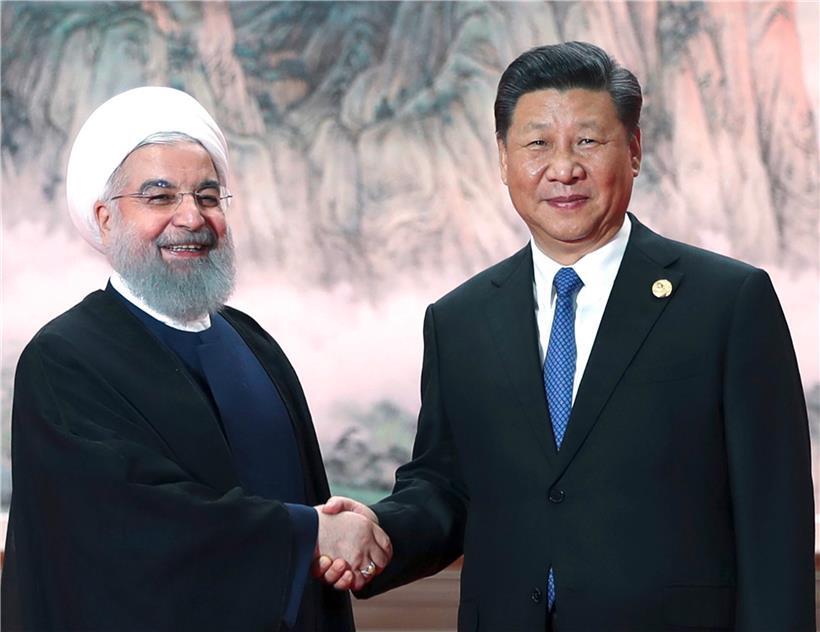 Xi Jinping (r), Präsident von China, begrüßt Hassan Ruhani, Präsident des Iran, im Vorfeld des Treffens der Shanghaier Organisation für Zusammenarbeit
