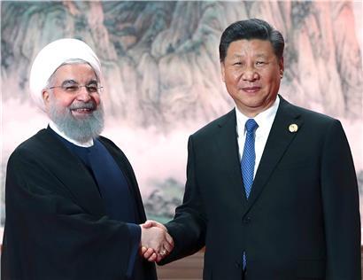Xi Jinping (r), Präsident von China, begrüßt Hassan Ruhani, Präsident des Iran, im Vorfeld des Treffens der Shanghaier Organisation für Zusammenarbeit
