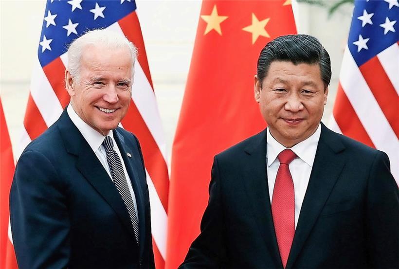 Xi Jinping (r), Präsident von China, steht zusammen mit Joe Biden, damals Vize-Präsident der USA, in der Großen Halle des Volkes in Peking 
