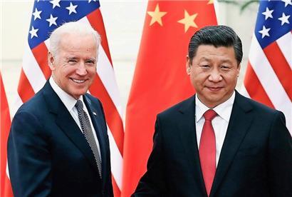 Xi Jinping (r), Präsident von China, steht zusammen mit Joe Biden, damals Vize-Präsident der USA, in der Großen Halle des Volkes in Peking 
