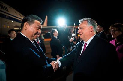 Xi Jinping wird vom ungarischen Regierungschef Viktor Orban persönlich am Flughafen begrüßt
