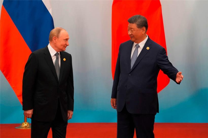 Xi Jinping zeigt Vladimir Putin den Weg nach der Foto-Session am 1. September im chinesischen Tianjin
