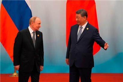 Xi Jinping zeigt Vladimir Putin den Weg nach der Foto-Session am 1. September im chinesischen Tianjin
