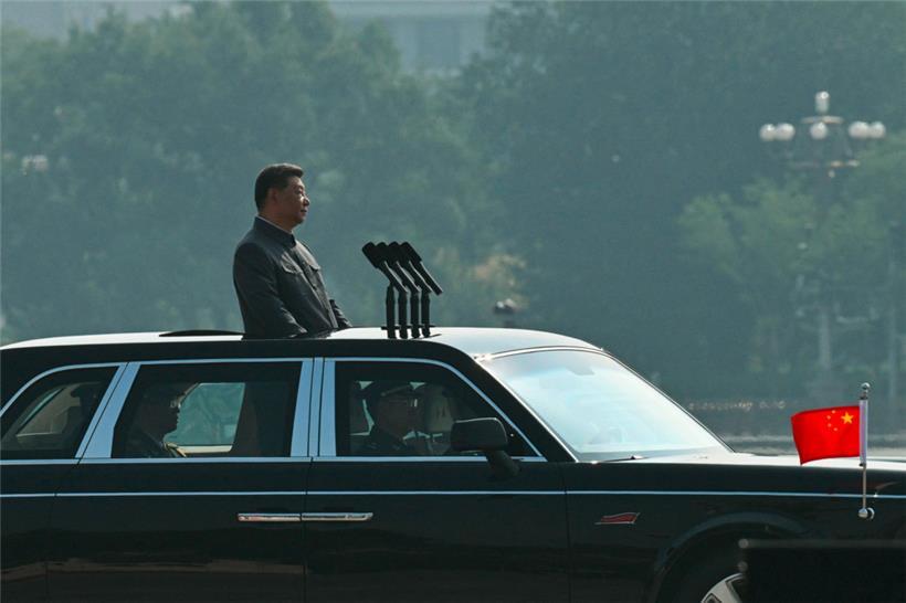 Xi ließ sich in einer offenen Limousine über die Parade rollen – Chinas Präsiden...