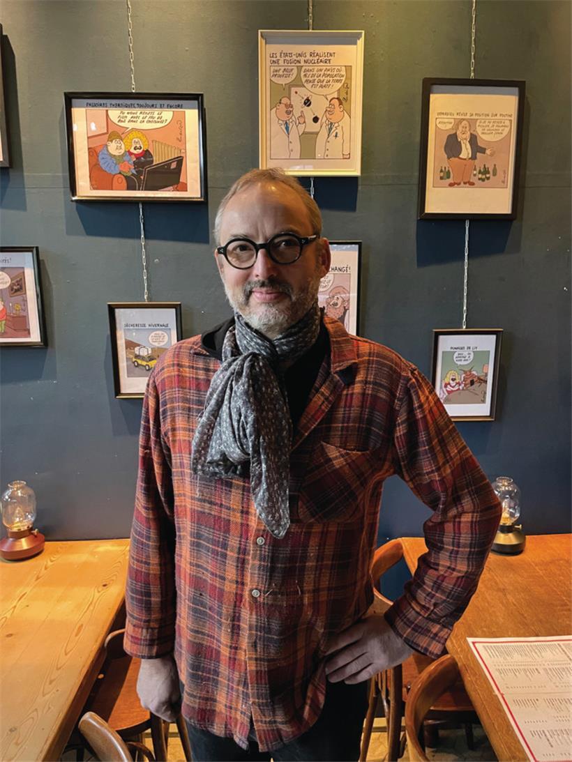 Yan Lindingre, au Ratelach, devant ses dessins exposés durant sa résidence à la Kulturfabrik
