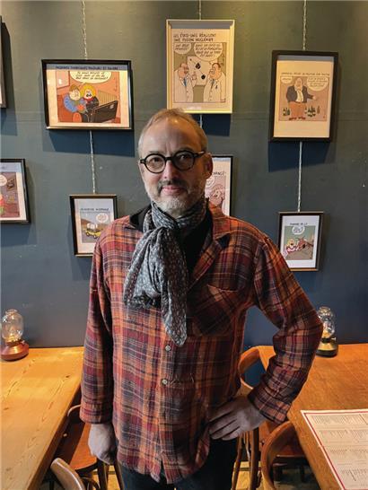 Yan Lindingre, au Ratelach, devant ses dessins exposés durant sa résidence à la Kulturfabrik
