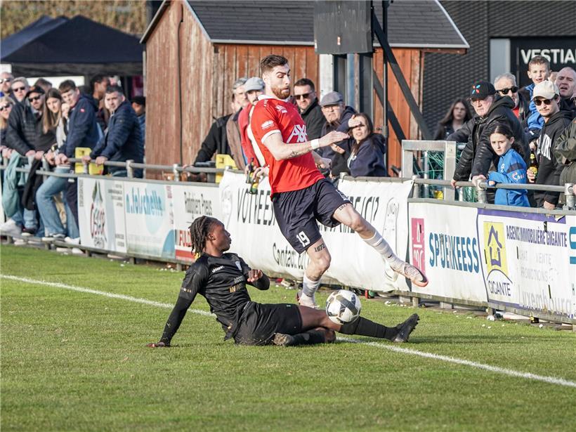 Yanis Zodehougan im Zweikampf gegen UNK-Stürmer Yannis Bellali während Fußballspiel