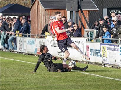 Yanis Zodehougan im Zweikampf gegen UNK-Stürmer Yannis Bellali während Fußballspiel