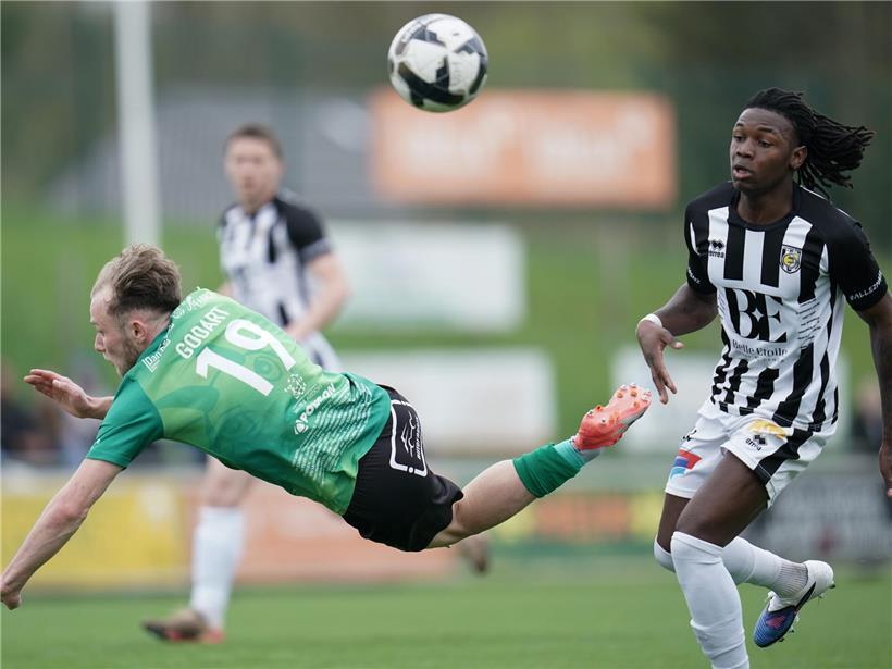 Yann Godart im Trikot der US Mondorf beim Fußballspiel, motiviert auf dem Weg zurück zur Siegerstraße