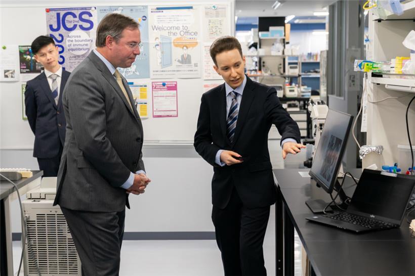 Yann Pretemer gibt Erbgroßherzog Guillaume Einblicke in seine Forschungsarbeit
