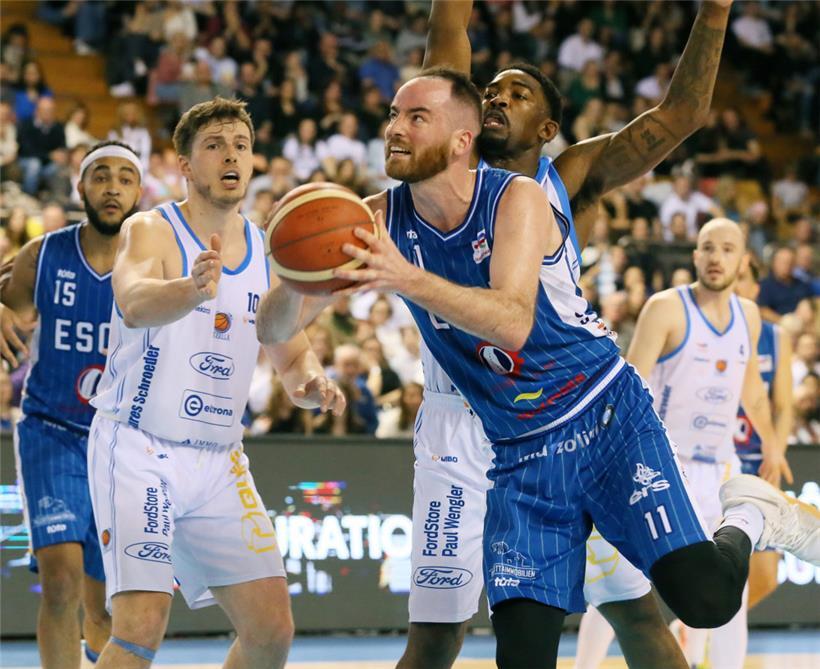 Yann Wolff (Nr. 10) und Ettelbrück bekamen Clancy Rugg (Nr. 11) nach den ersten ...