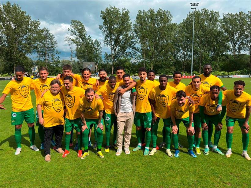 Yannick Bastos (M.) als Konterfei: Seine Mannschaft schickte ihn würdig in die Spielerrente
