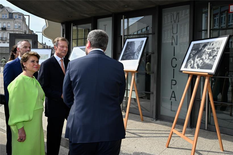 Yannick Kieffer stellt Großherzog und Großherzogin die Entwicklung des Brillplat...