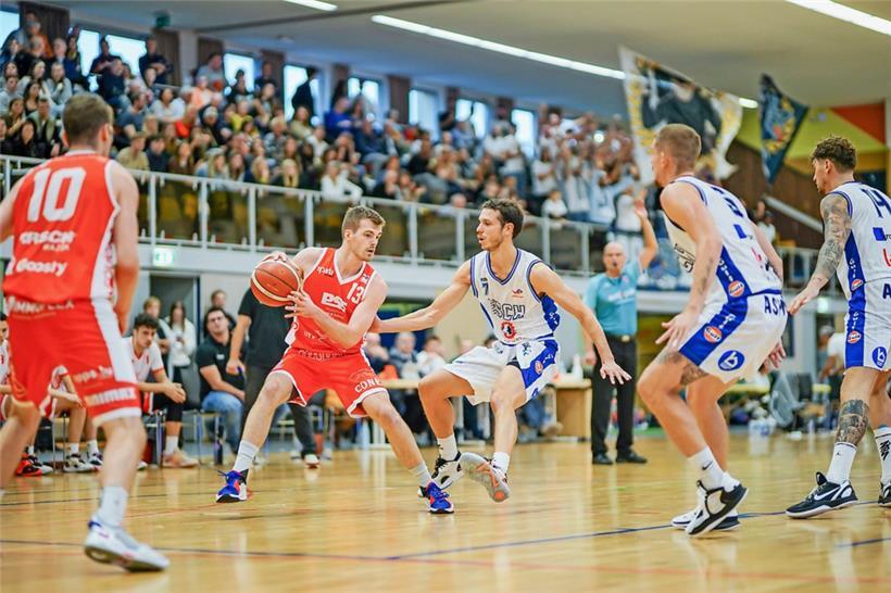 Yannick Verbeelen (in Rot) ist trotz seiner erst 23 Jahre bereits einer der Routiniers im Trikot der Sparta
