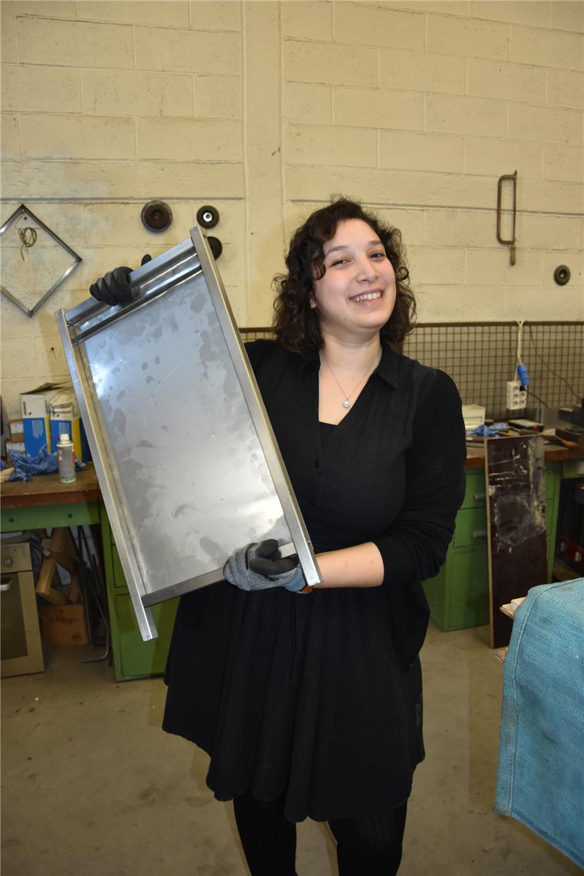 Yasmine el Omari (29) mit einem der von EWB Luxembourg entwickelten Paneele zur ...